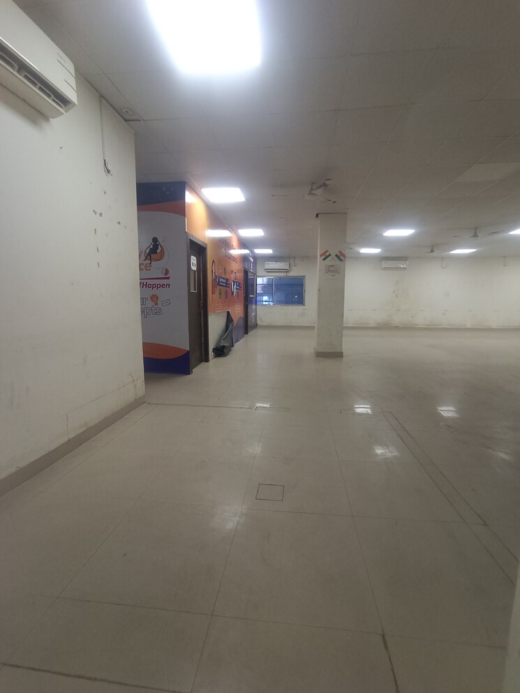  Parking, fraser road area Commercial Office Space 3500 Sq.Ft. In Fraser Road Area Patna 9557921