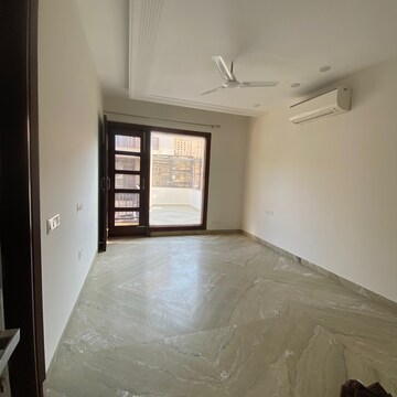 Room in 3 BHK Apartment at Sector 32 – for Rent
