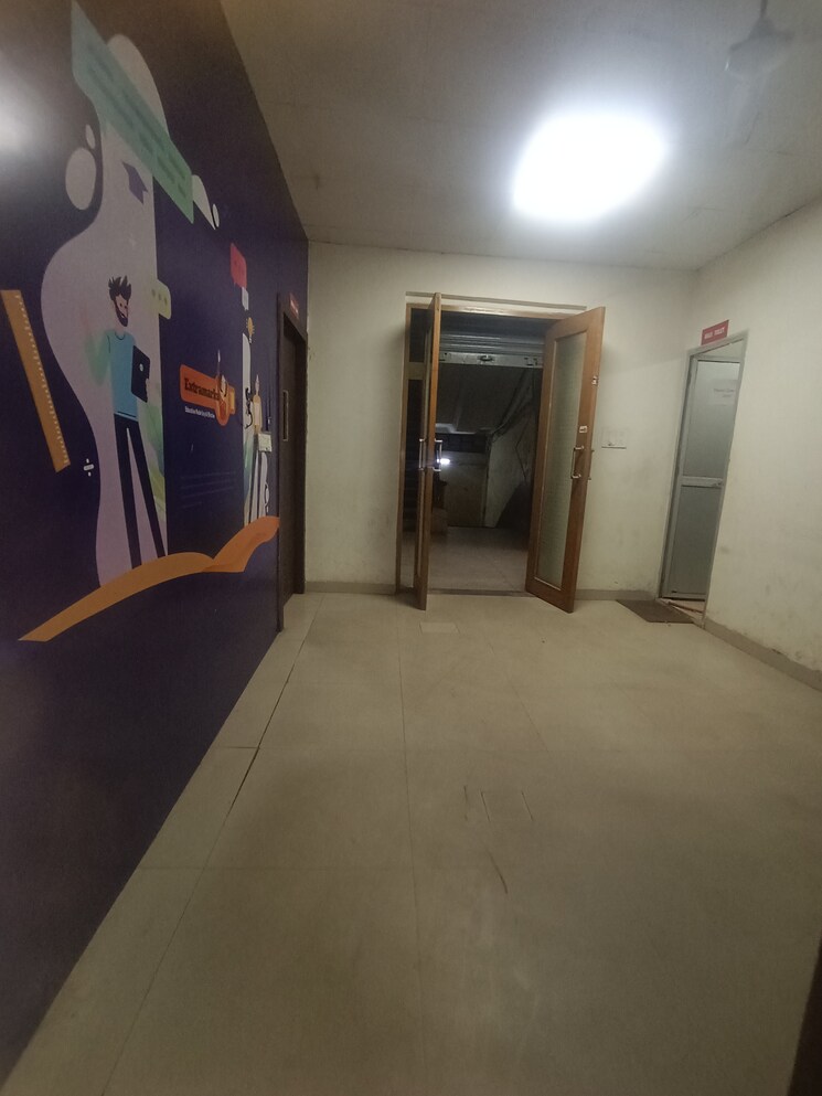 Room, fraser road area Commercial Office Space 3500 Sq.Ft. In Fraser Road Area Patna 9557921