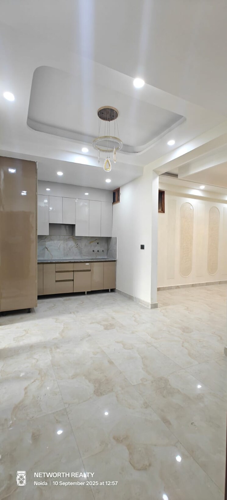 Room, sector 73 3 Bedroom 1400 Sq.Ft. Builder Floor In Sector 73 Noida 9557920