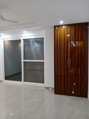 Room in 4 BHK Builder Floor at Vasant Kunj – for Rent