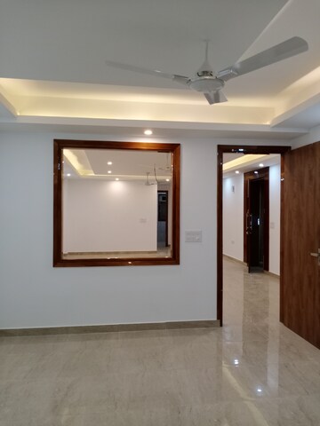 Room in 4 BHK Builder Floor at Vasant Kunj – for Rent