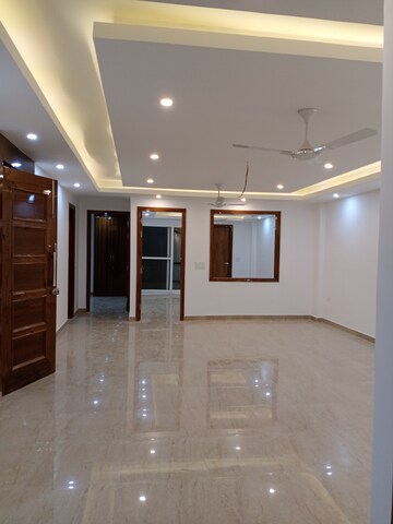 Room in 4 BHK Builder Floor at Vasant Kunj – for Rent