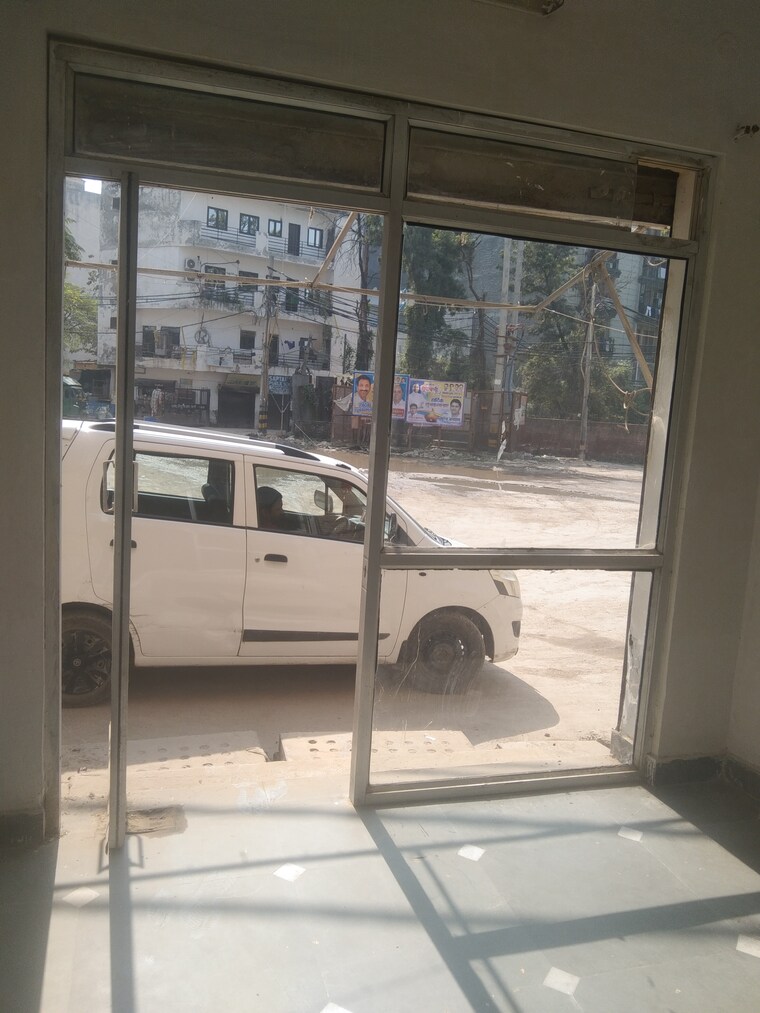  Parking, chattarpur Commercial Shop 200 Sq.Ft. In Chattarpur Delhi 9557950