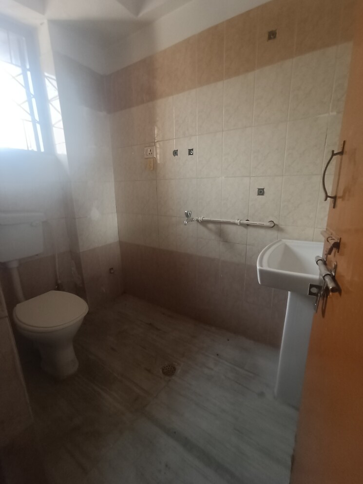 Bathroom, bailey road Commercial Office Space 1000 Sq.Ft. In Bailey Road Patna 9557958
