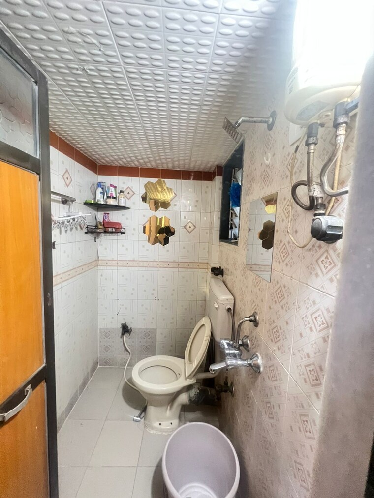Bathroom, jyoti-complex 1 Bedroom 400 Sq.Ft. Apartment In Goregaon East Mumbai 9558001