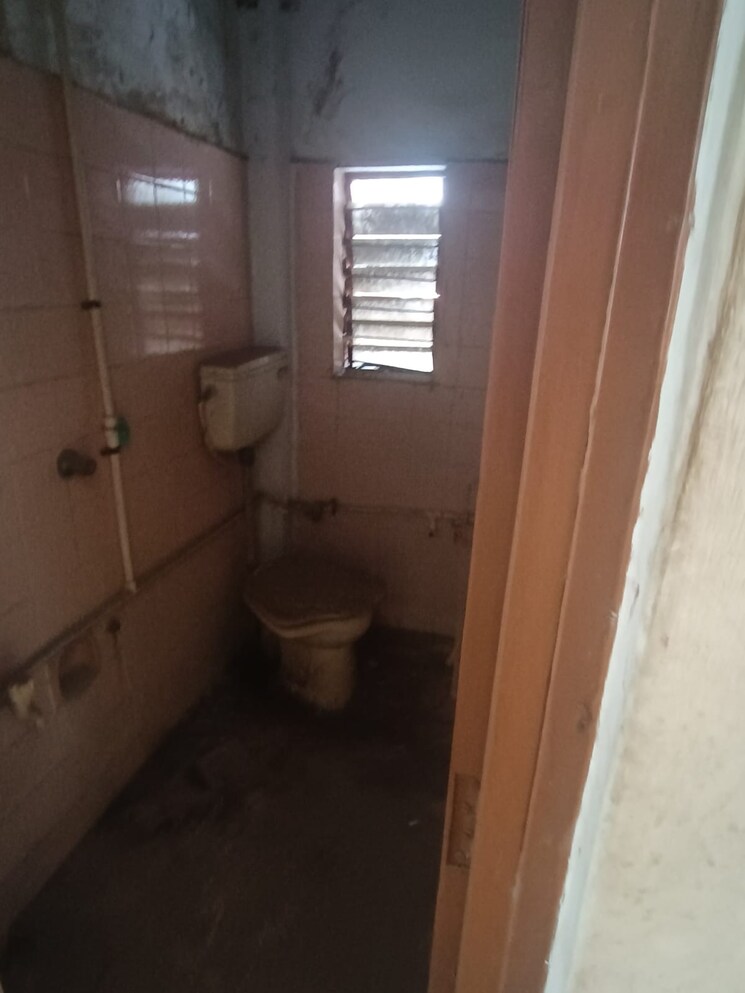 Bathroom, vishwanath-shaligram 3 Bedroom 1100 Sq.Ft. Apartment In Thaltej Ahmedabad 6527749