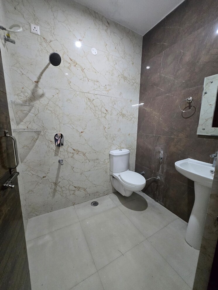 Bathroom, dhakoli 3 Bedroom 140 Sq.Yd. Apartment In Dhakoli Zirakpur 9558064