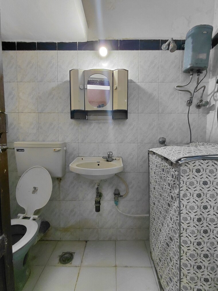 Bathroom, hdil-dheeraj-kiran 2 Bedroom 700 Sq.Ft. Apartment In Malad West Mumbai 9558102