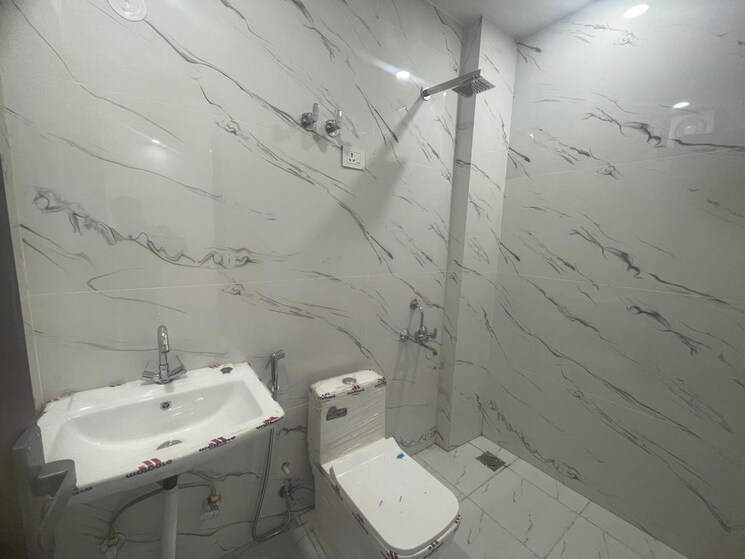 Bathroom, sector 1 vaishali 4 Bedroom 1500 Sq.Ft. Builder Floor In Sector 1 Vaishali Ghaziabad 9558134