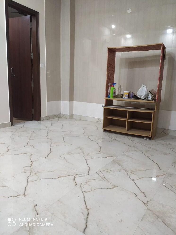  Parking, sector 30 3 Bedroom 162 Sq.Mt. Builder Floor In Sector 30 Noida 9558168