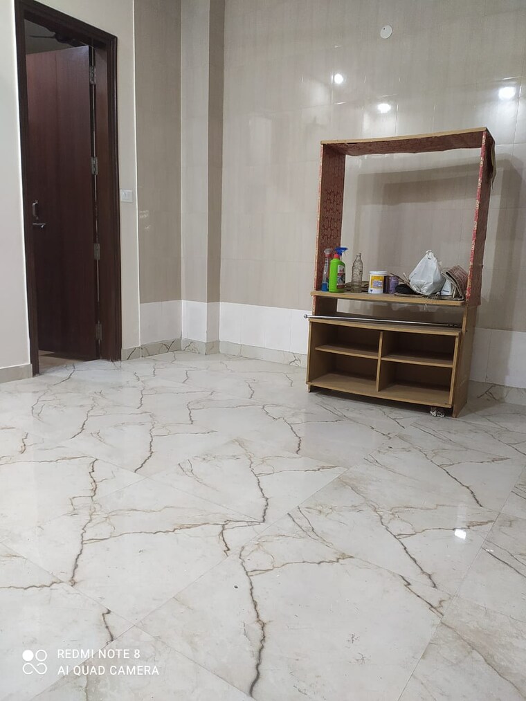  Parking, sector 30 3 Bedroom 162 Sq.Mt. Builder Floor In Sector 30 Noida 9558168