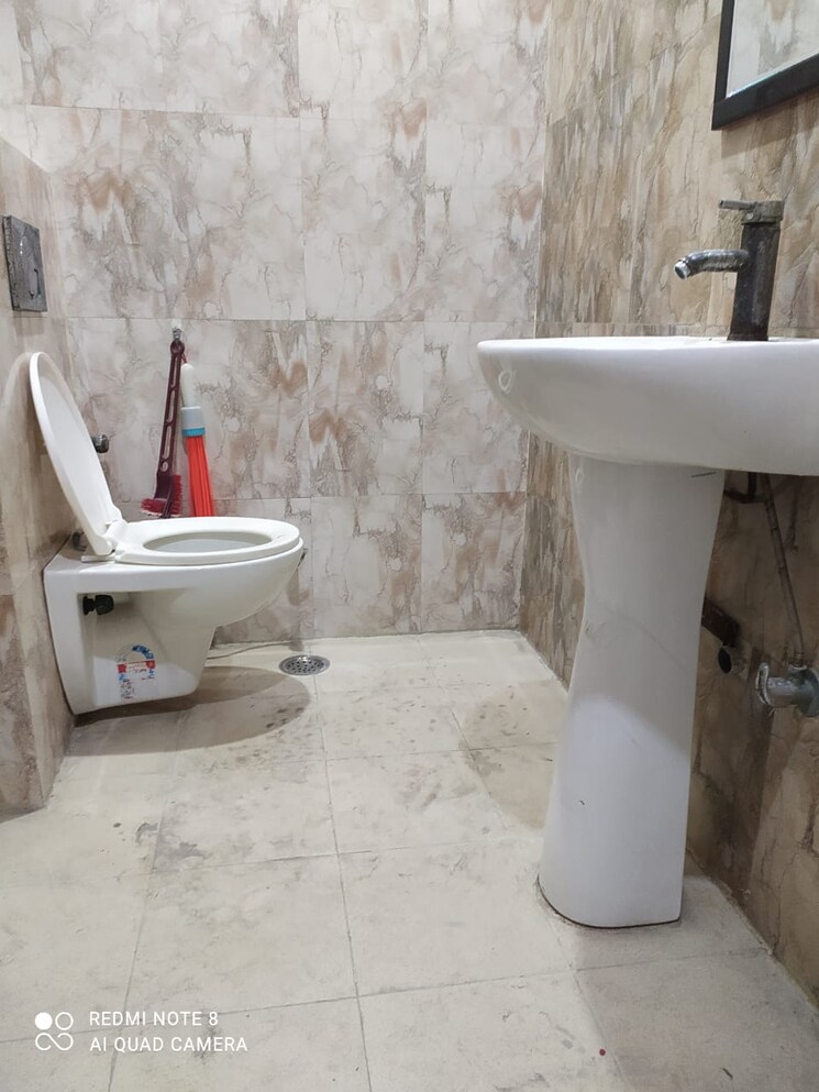 Bathroom, sector 30 3 Bedroom 162 Sq.Mt. Builder Floor In Sector 30 Noida 9558168