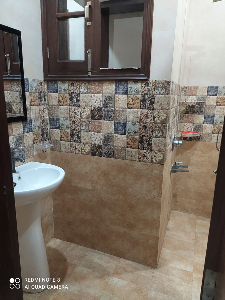 Bathroom, sector 30 3 Bedroom 162 Sq.Mt. Builder Floor In Sector 30 Noida 9558168
