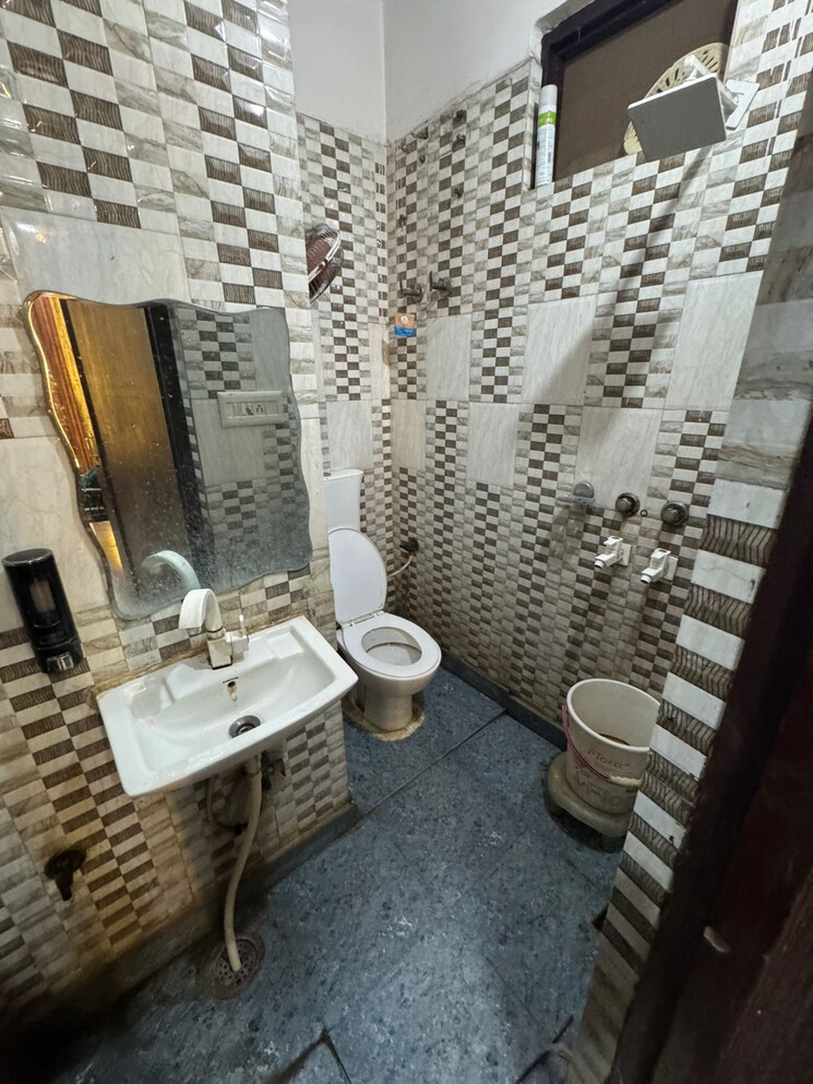 Bathroom, uttam nagar 1 Bedroom 500 Sq.Ft. Builder Floor In Uttam Nagar Delhi 9558179
