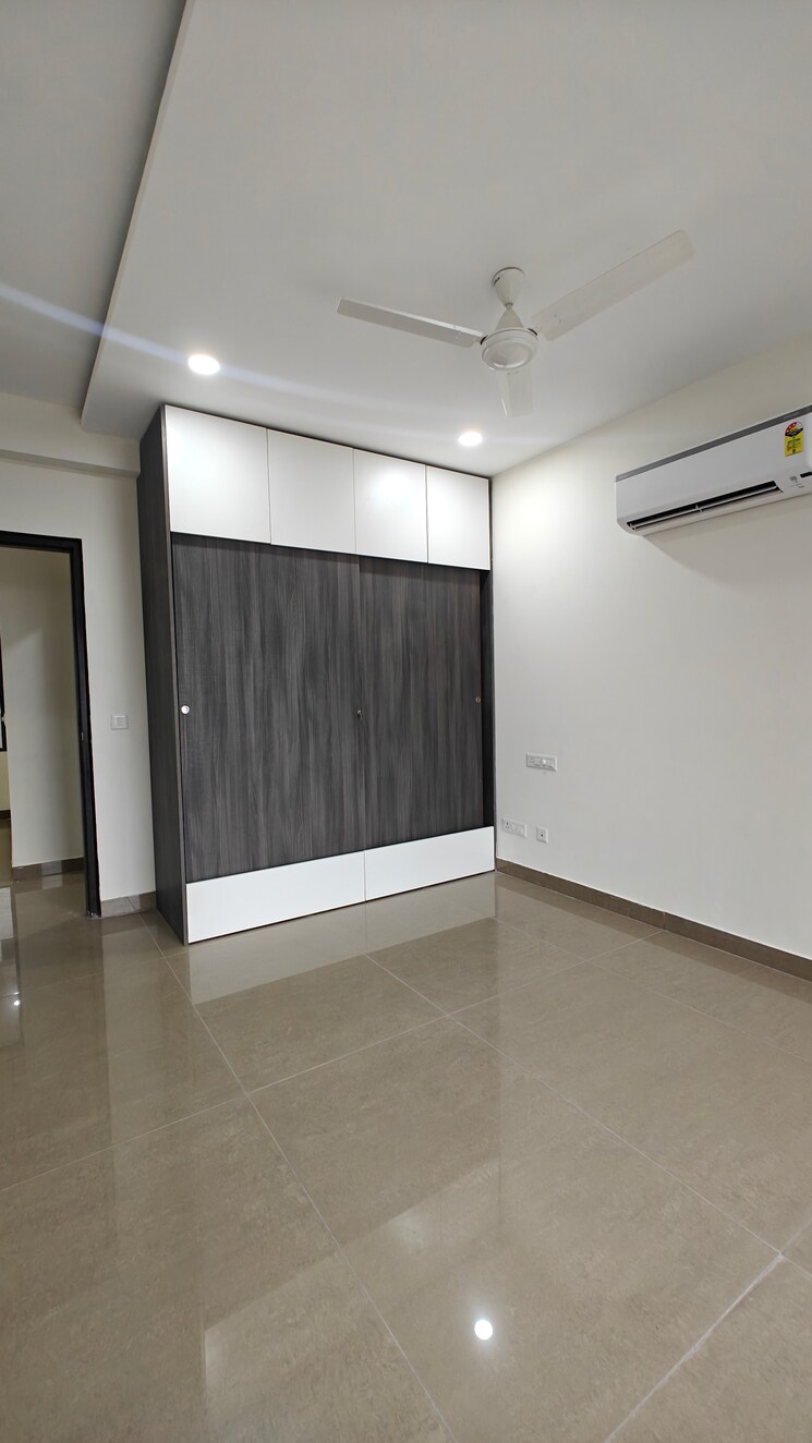 Room, pakhowal road 3 Bedroom 1700 Sq.Ft. Apartment In Pakhowal Road Ludhiana 9558246