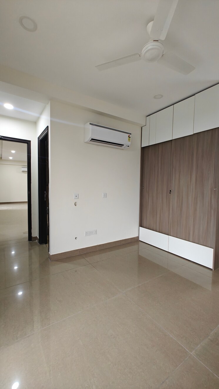 Room, pakhowal road 3 Bedroom 1700 Sq.Ft. Apartment In Pakhowal Road Ludhiana 9558246