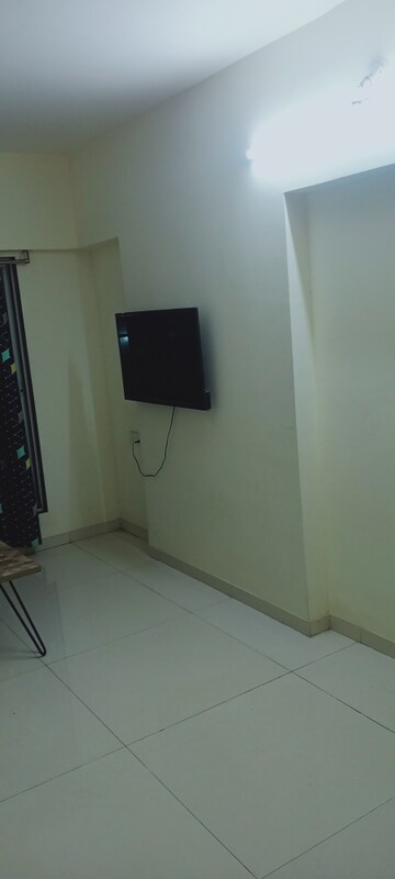 Furnished Amenities in 2 BHK Apartment at Bindra Complex, Andheri East – for Rent