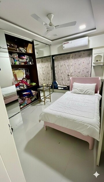 Master Bedroom in 2 BHK Apartment at Andheri West – for Rent