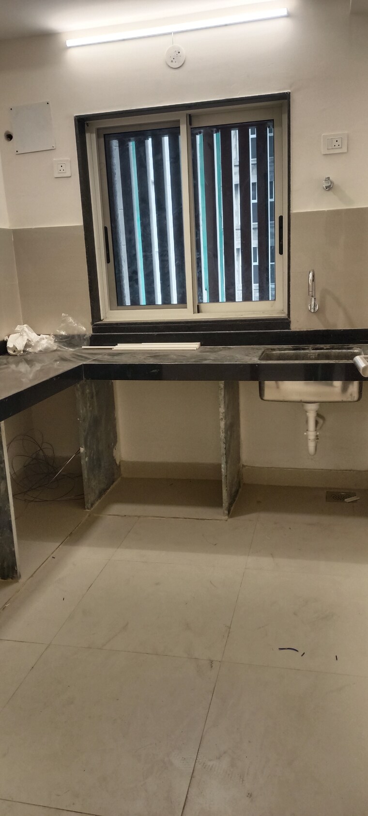 Kitchen, bhatta-chawl 2 Bedroom 745 Sq.Ft. Apartment In Worli Mumbai 9558483