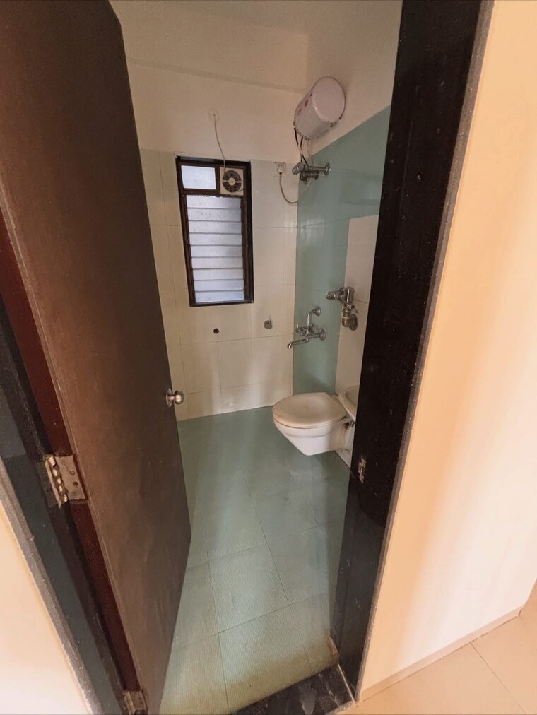 Bathroom, lodha-paradise 2 Bedroom 900 Sq.Ft. Apartment In Majiwada Thane 9558484