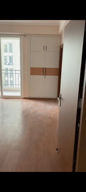 Room in 2 BHK Apartment at Amrapali Golf Homes, Sector 4 Greater Noida – for Rent