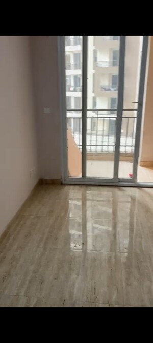 Room in 2 BHK Apartment at Amrapali Golf Homes, Sector 4 Greater Noida – for Rent