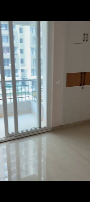 Room in 2 BHK Apartment at Amrapali Golf Homes, Sector 4 Greater Noida – for Rent