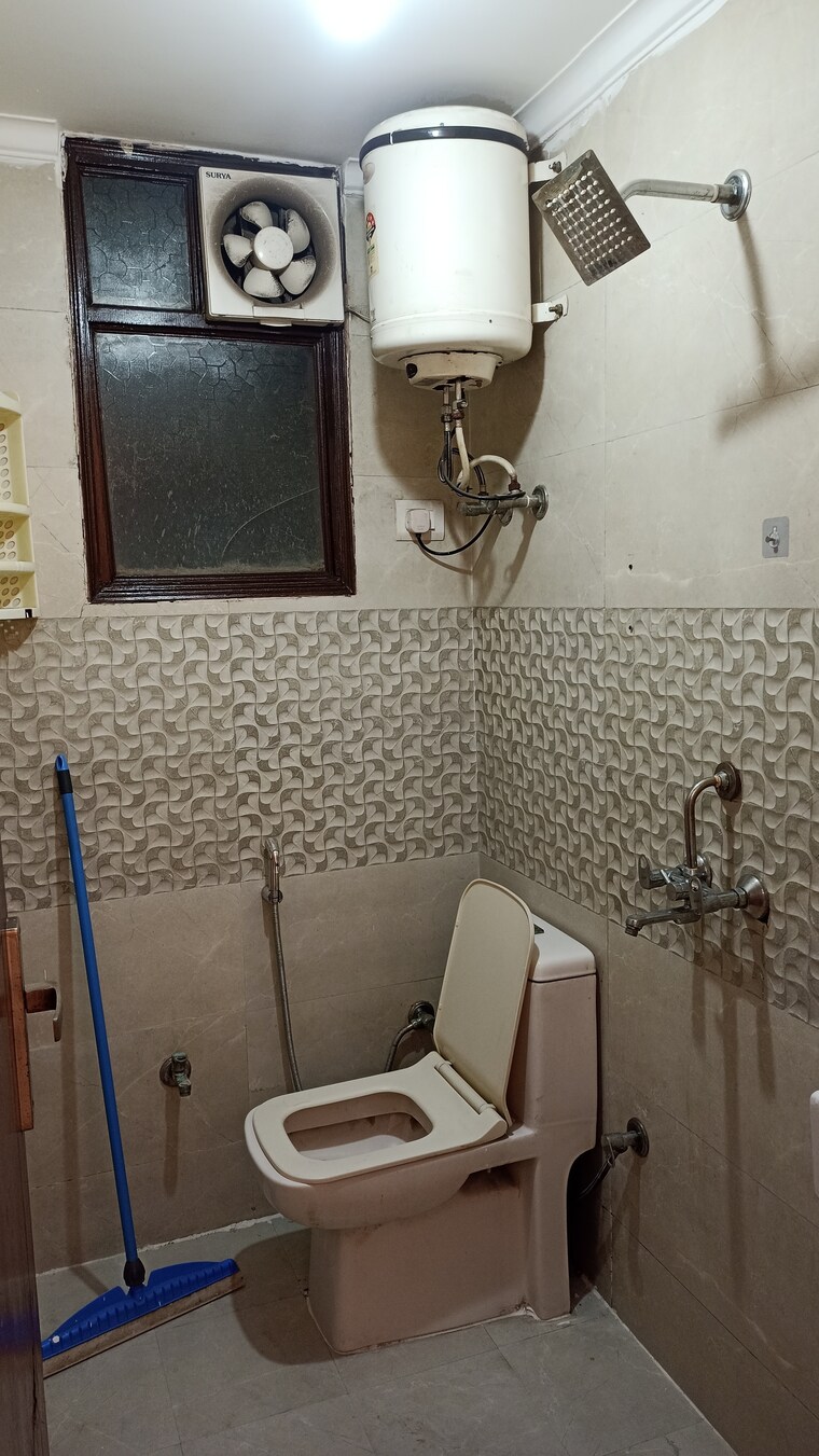 Bathroom, chattarpur 1 Bedroom 555 Sq.Ft. Builder Floor In Chattarpur Delhi 9558576