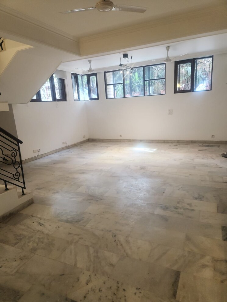 Room, south extension i 4 Bedroom 300 Sq.Yd. Builder Floor In South Extension I Delhi 9558583