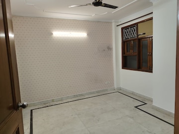 Room in 4 BHK Builder Floor at South Extension I – for Rent