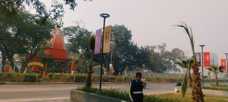 Garden, ska-arcadia Commercial Shop 236 Sq.Ft. In Wave City Ghaziabad 9558701