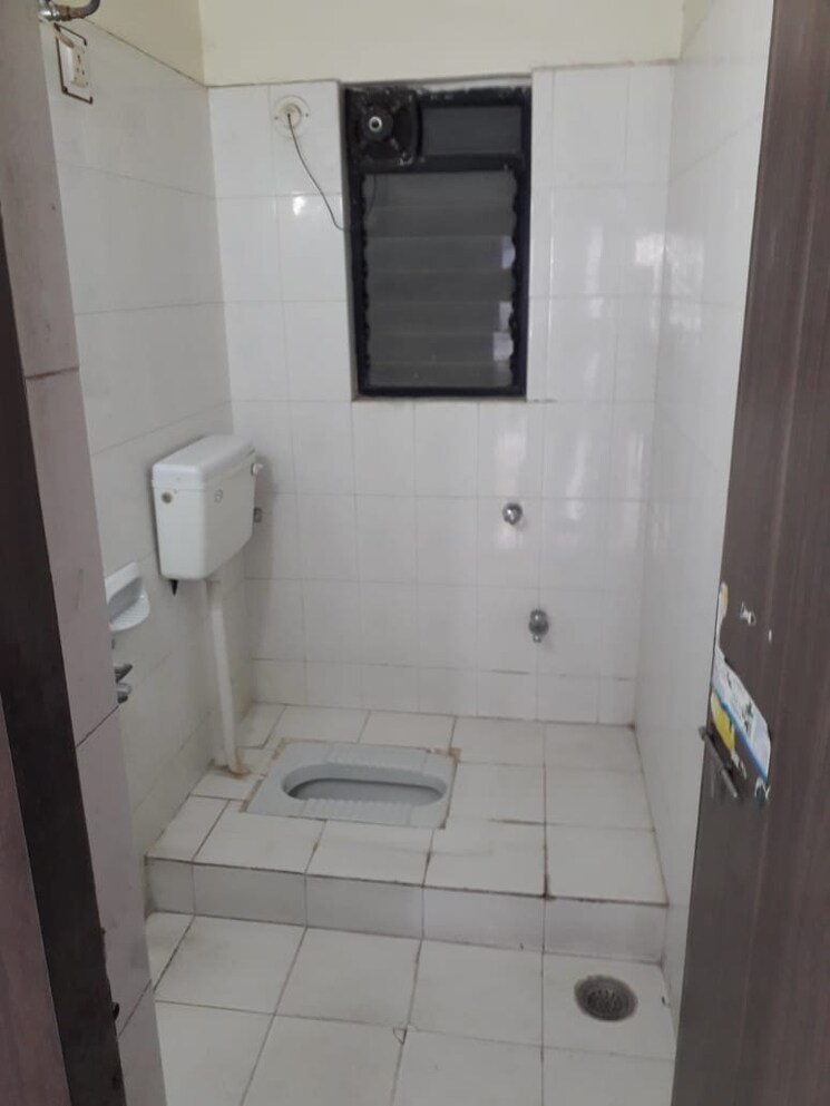 Bathroom, karan-palms 3 Bedroom 1500 Sq.Ft. Apartment In Warje Pune 9558770