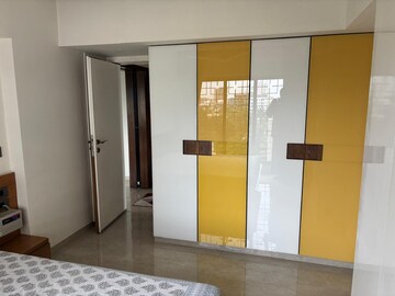 Room in 3 BHK Apartment at Bajaj Jayshree CHS, Vile Parle West – for Rent