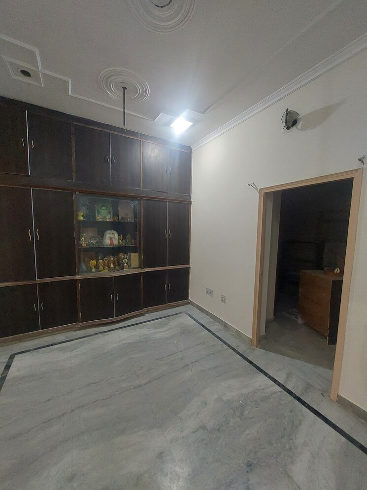Room, indira nagar 3 Bedroom 1650 Sq.Ft. Independent House In Indira Nagar Lucknow 9558912