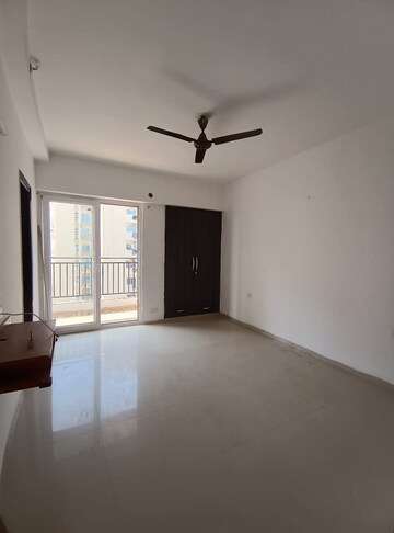 Room in 3 BHK Apartment at Nirala Estate, Tech Zone 4 Greater Noida – for Rent