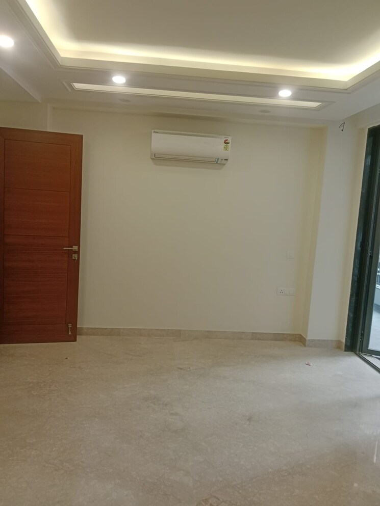 Room, south extension i 3 Bedroom 500 Sq.Yd. Builder Floor In South Extension I Delhi 9559100