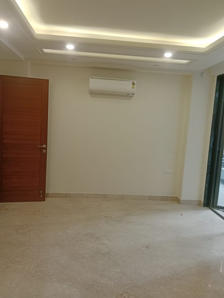 Room, south extension i 3 Bedroom 500 Sq.Yd. Builder Floor In South Extension I Delhi 9559100