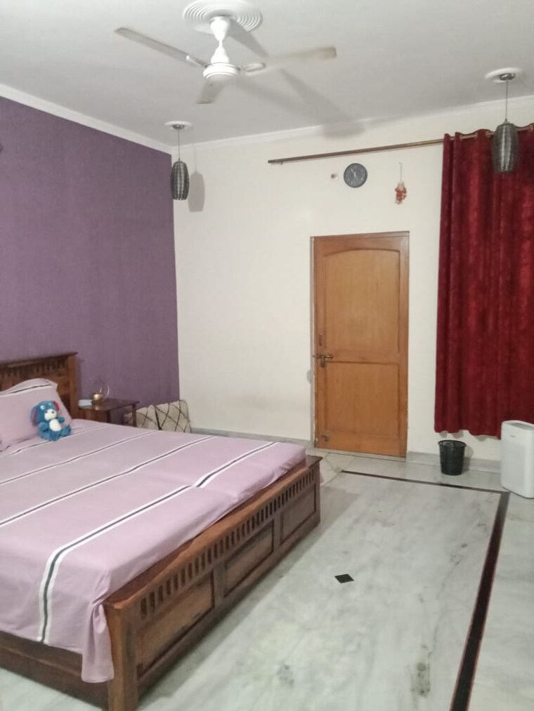 Bedroom, sector 21b 3 Bedroom 250 Sq.Yd. Builder Floor In Sector 21b Faridabad 9559151