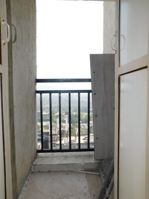 Room in 2 BHK Apartment at Thane West – for Sale