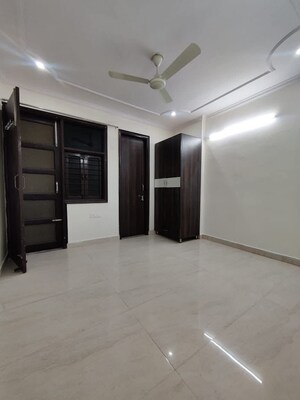 Room in 3 BHK Builder Floor at CS Roseate 63, Sector 63a – for Sale