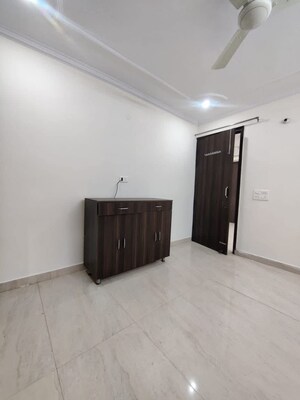 Room in 3 BHK Builder Floor at CS Roseate 63, Sector 63a – for Sale