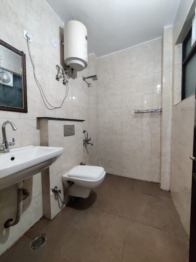 Bathroom, cs-roseate-63 3 Bedroom 1620 Sq.Ft. Builder Floor In Sector 63a Gurgaon 9559237