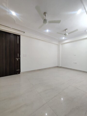 Room in 3 BHK Builder Floor at CS Roseate 63, Sector 63a – for Sale
