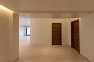 Room in 4 BHK Apartment at Bandra East – for Rent