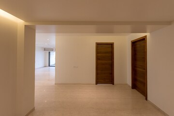 Room in 4 BHK Apartment at Bandra East – for Rent