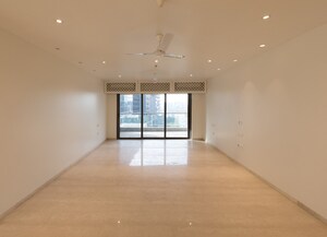 Room in 4 BHK Apartment at Bandra East – for Rent