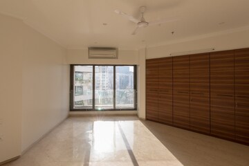 Room in 4 BHK Apartment at Bandra East – for Rent