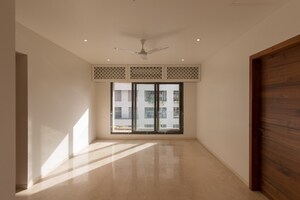 Room in 4 BHK Apartment at Bandra East – for Rent