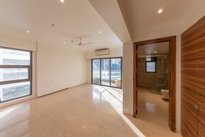 Room in 4 BHK Apartment at Bandra East – for Rent